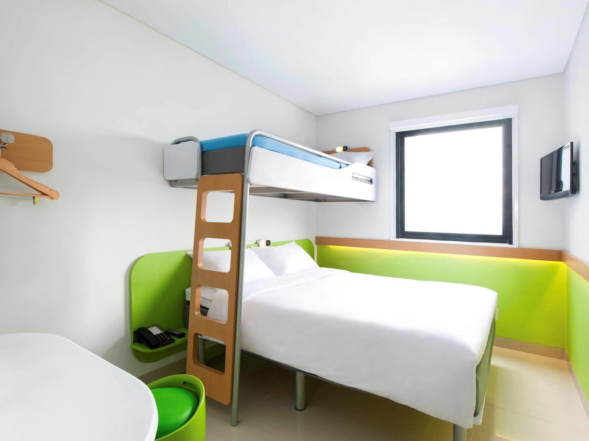 Ibis Budget Jakarta Daan Mogot Esterno foto