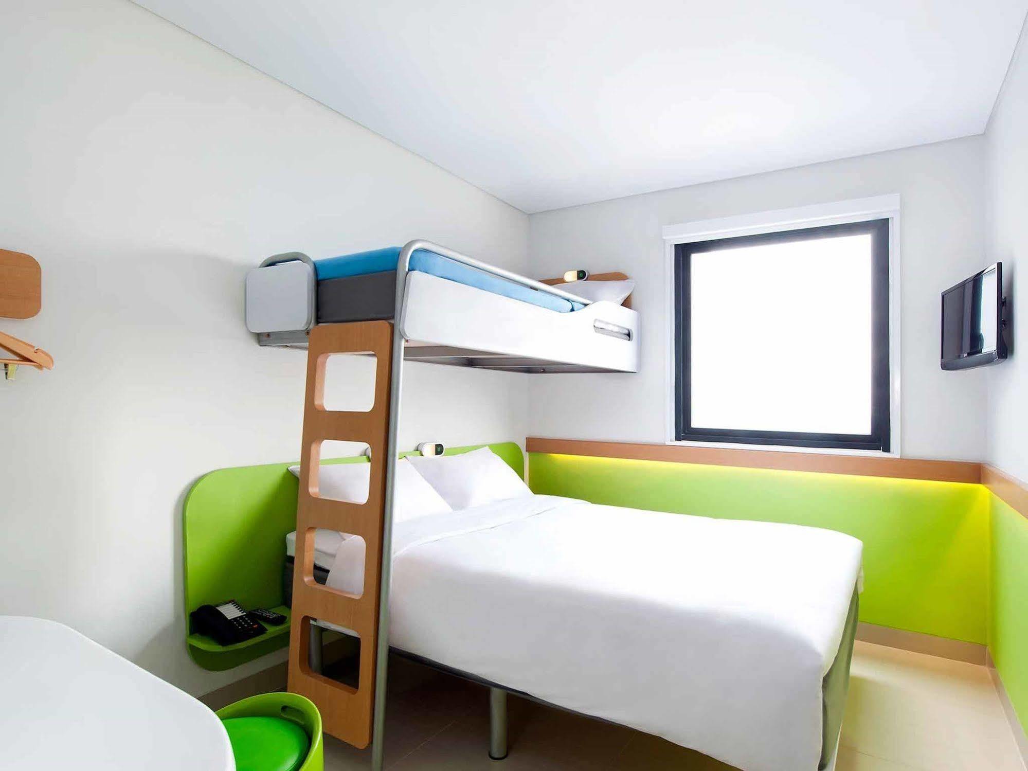 Ibis Budget Jakarta Daan Mogot Esterno foto