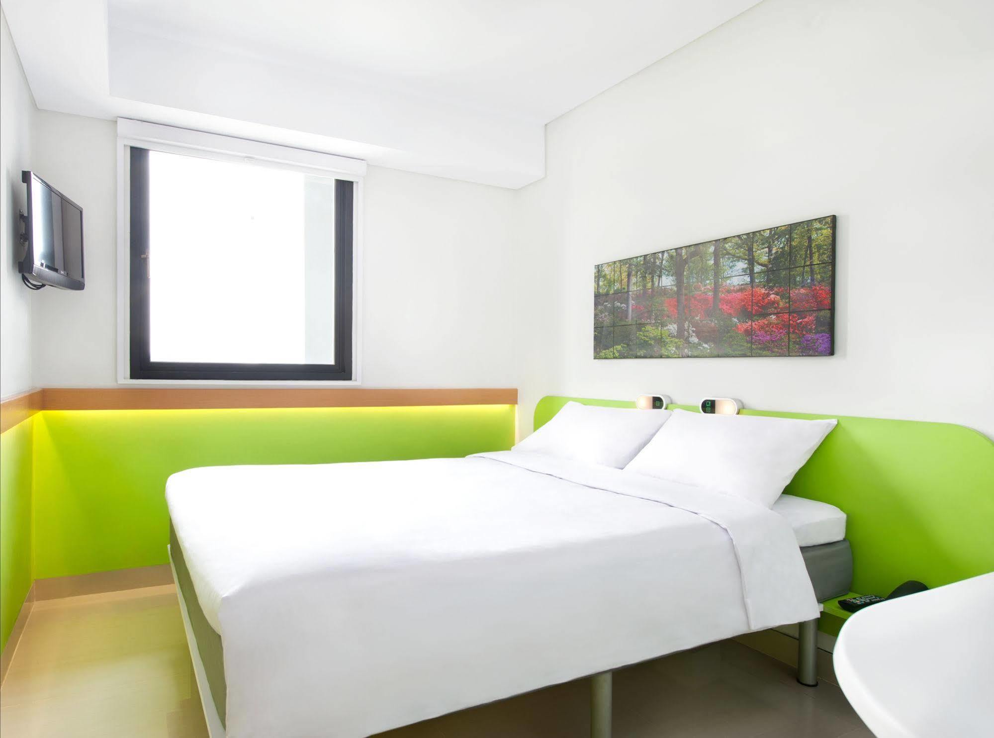 Ibis Budget Jakarta Daan Mogot Esterno foto