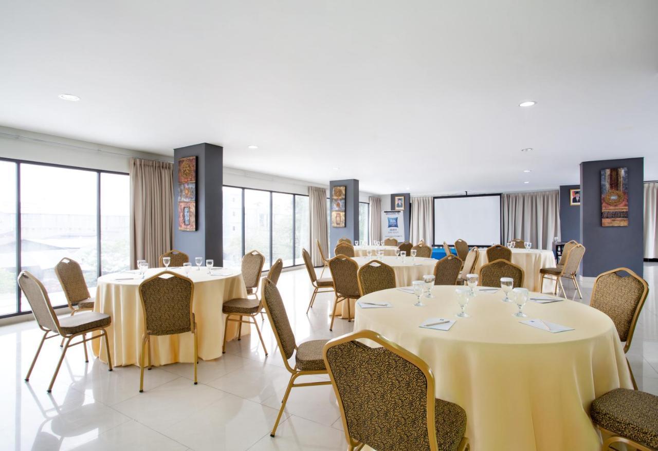 Ibis Budget Jakarta Daan Mogot Esterno foto