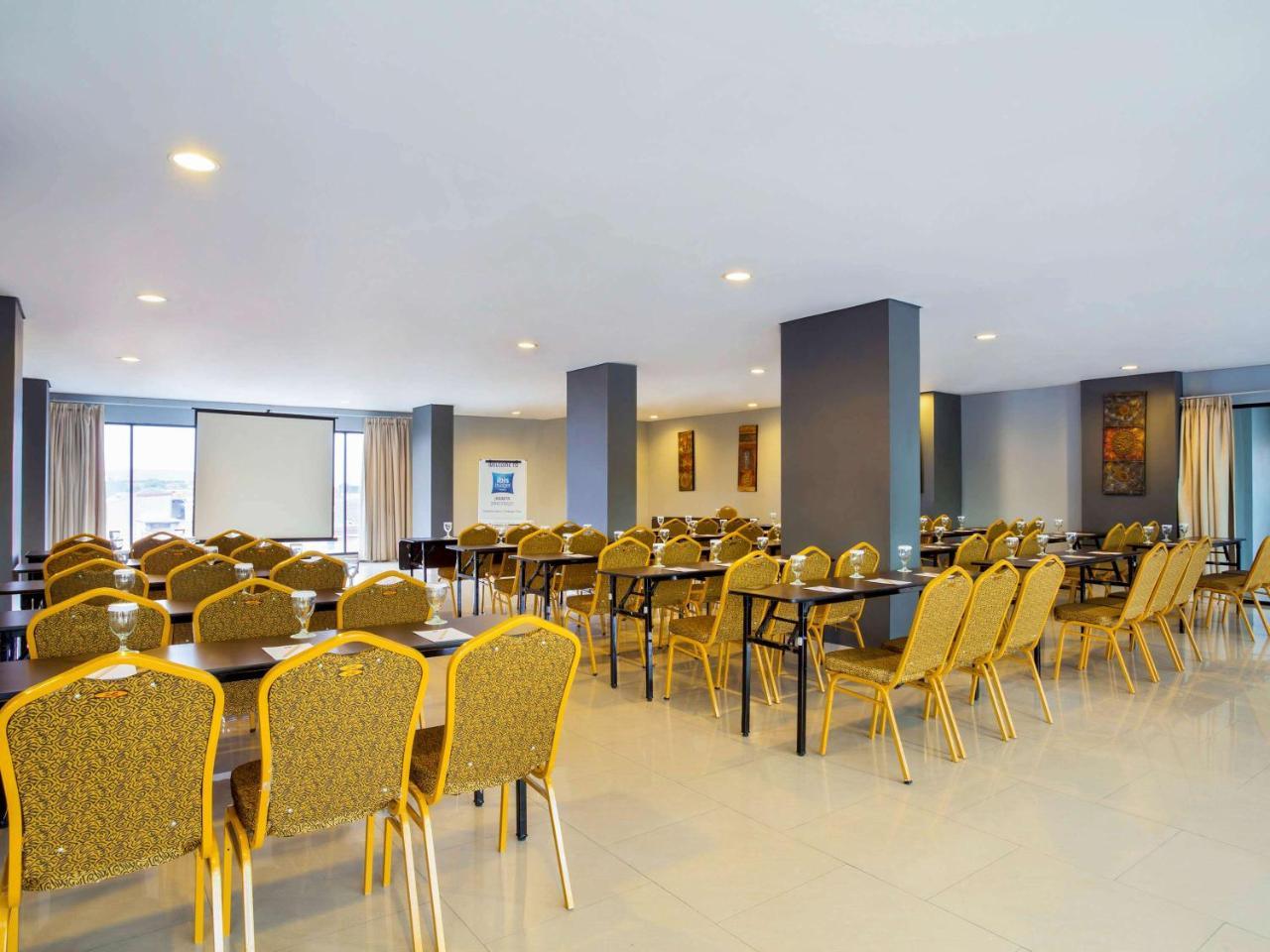 Ibis Budget Jakarta Daan Mogot Esterno foto